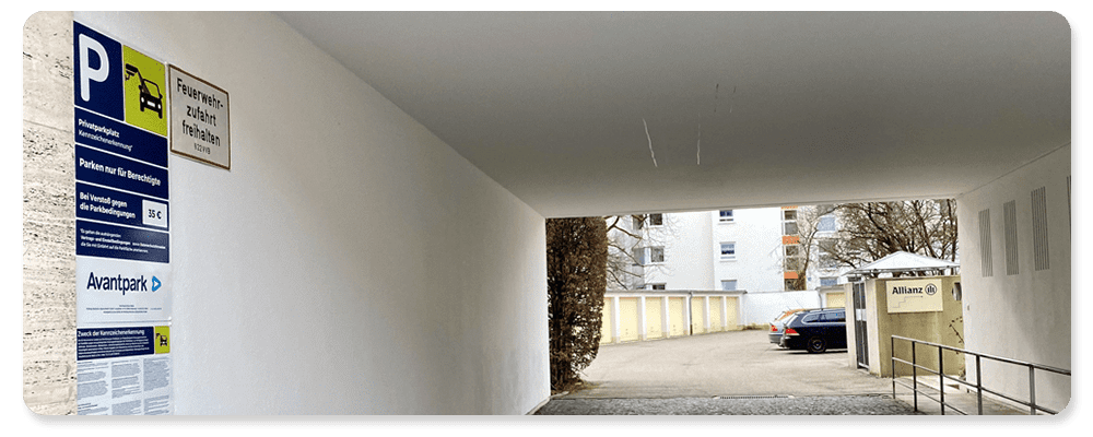 Foto von Einfahrt auf Privatparkplatz in Moosach 2